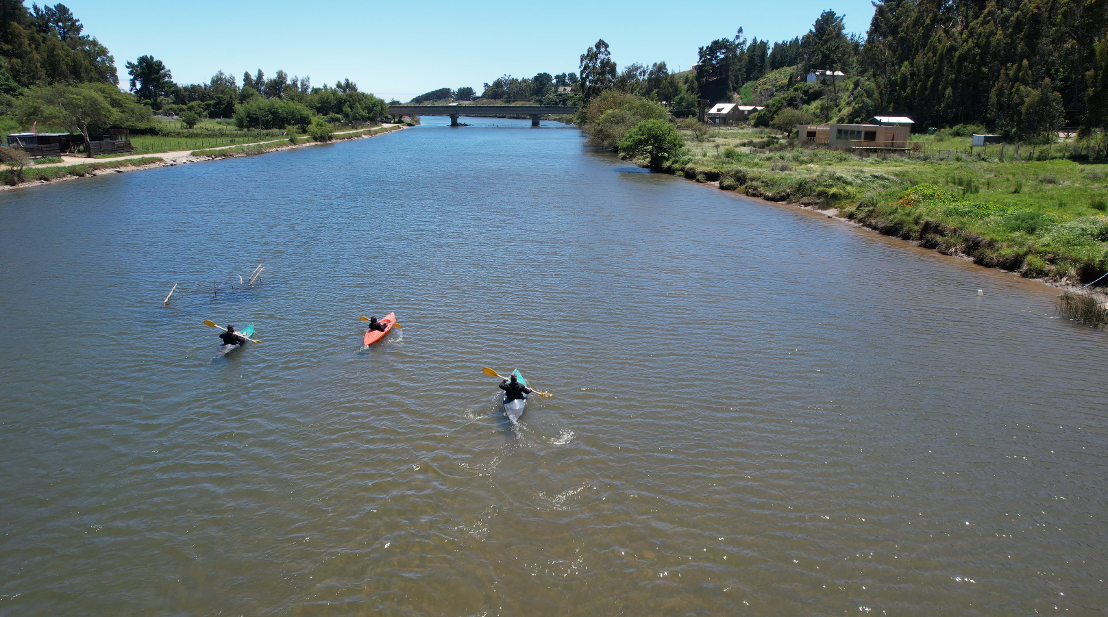 KAYAK ENTRE PLAYAS, ROCAS Y CERROS, Río Chovellén